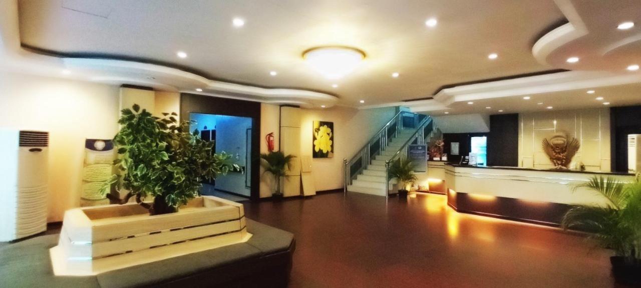 Merpati Hotel Pontianak Exterior photo