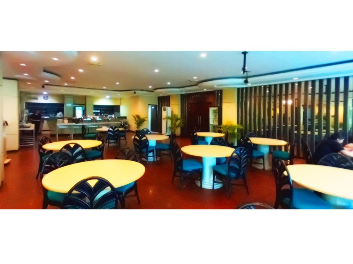 Merpati Hotel Pontianak Exterior photo