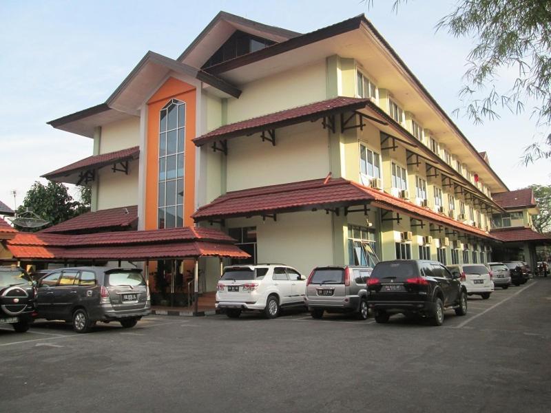 Merpati Hotel Pontianak Exterior photo