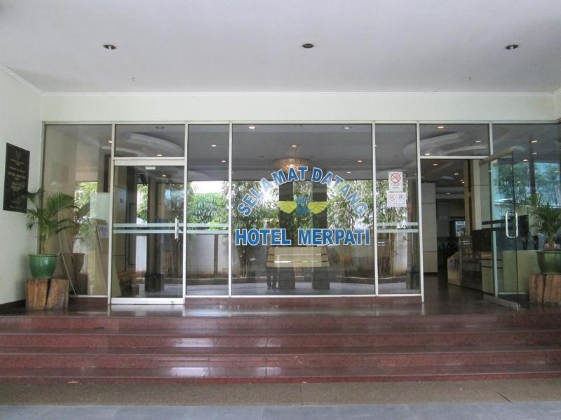 Merpati Hotel Pontianak Exterior photo